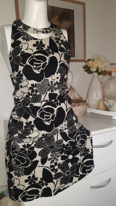 Vestido pretove branco tamanho M Marca Zara aberto nas costas