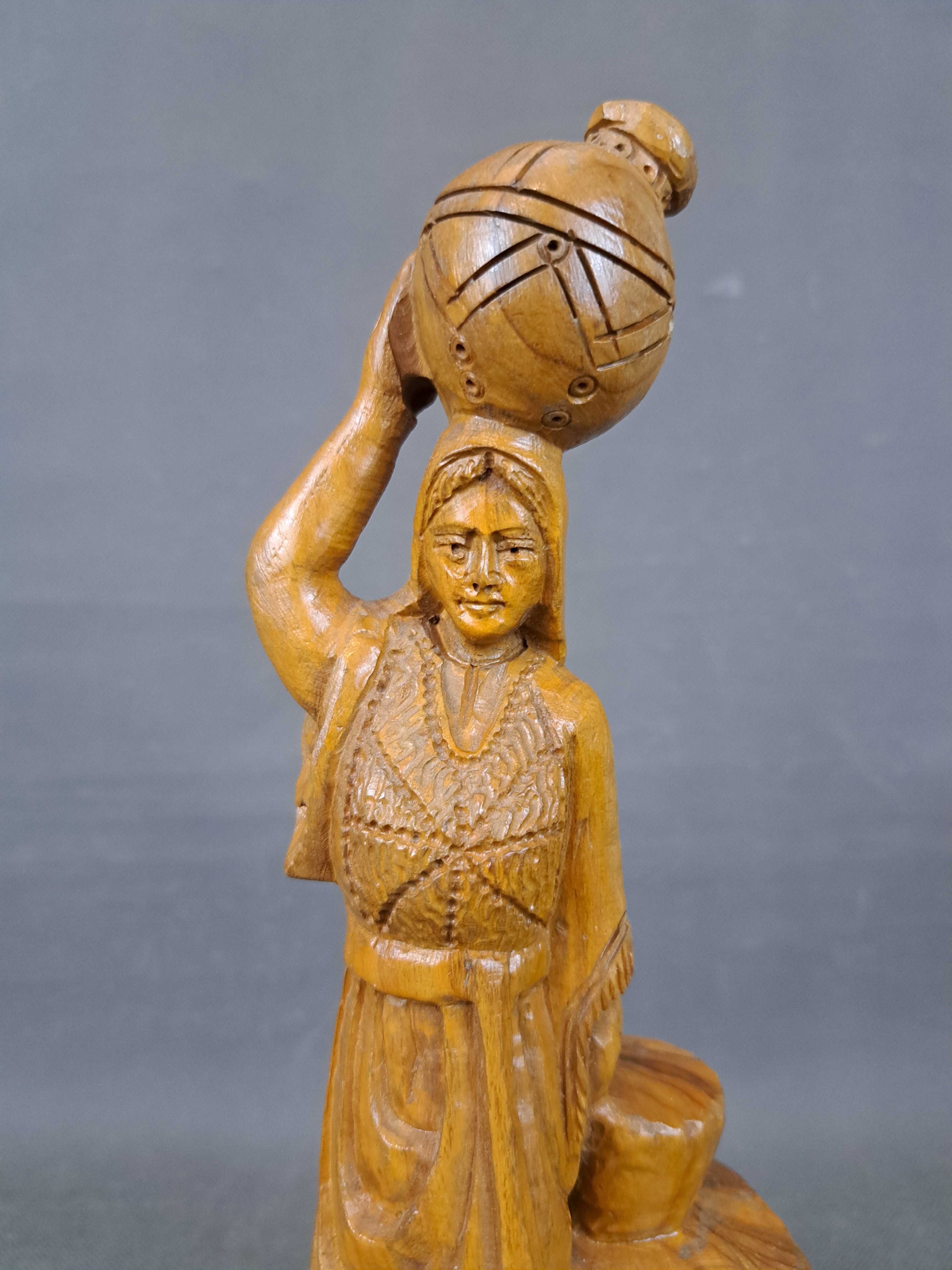 Kobieta z dzbanem, rzeźba drewniana, wys. 27,5 cm