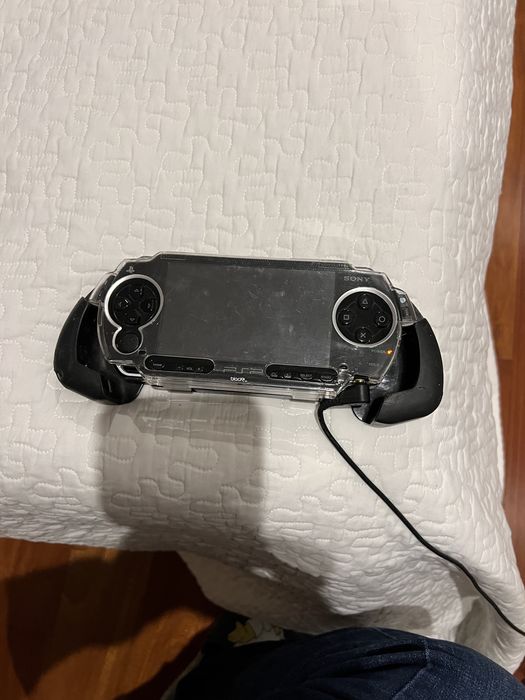 PSP com caixa protetora e pegas extenciveis para melhor apoio