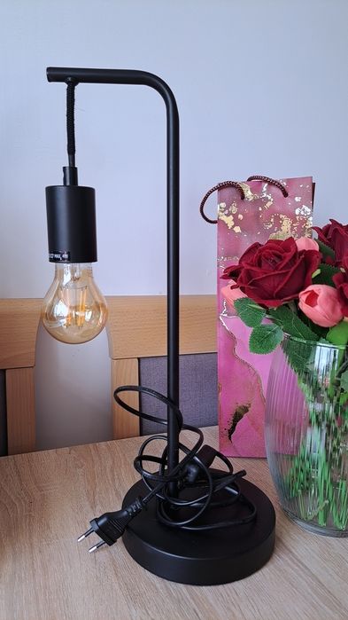 Nowoczesna lampka stołowa minimalistyczna z żarówką Edison