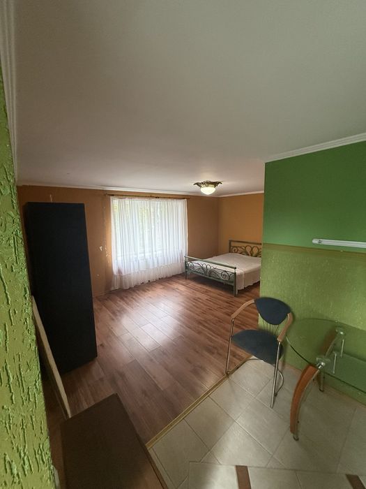 Здається в оренду 1 на кв-ра студія непод площі Корятовича
