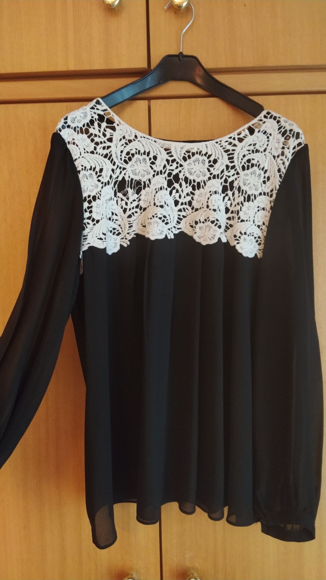 Blusa preta com renda