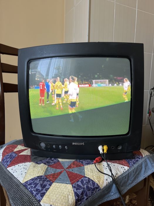 Телевізор робочий кольоровий екран файно працює