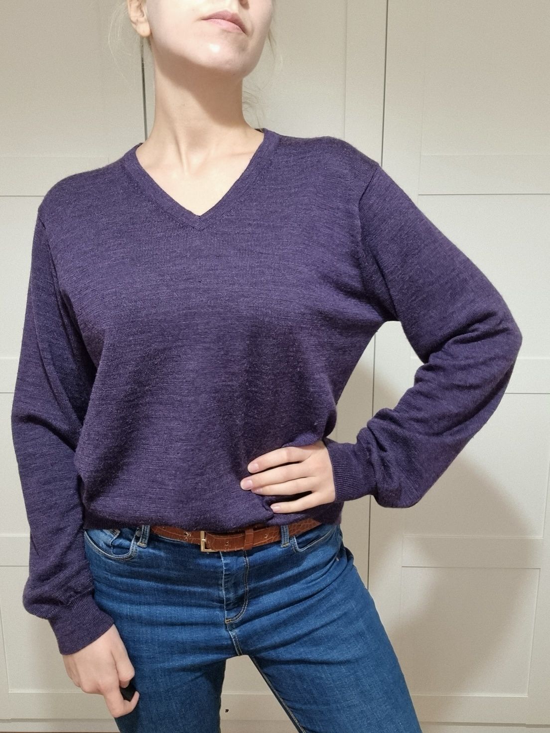 Fioletowy wełniany sweter w serek 100% wełna merino pure wool merynos