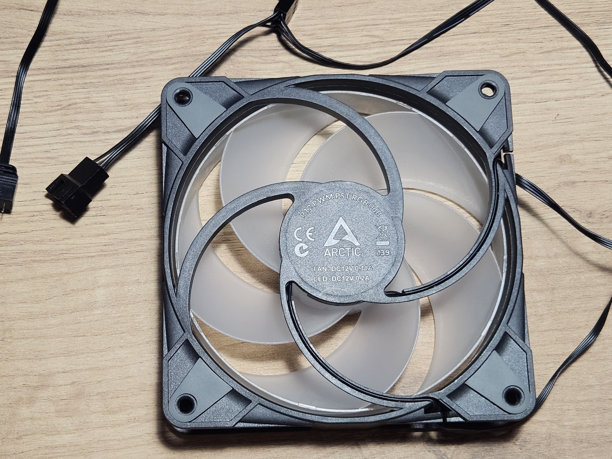 Wentylator 120mm Arctic P12 RGB PWM PST 0d ARGB splitter
