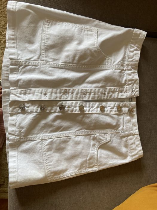 Saia de ganga branca com botoes à frente