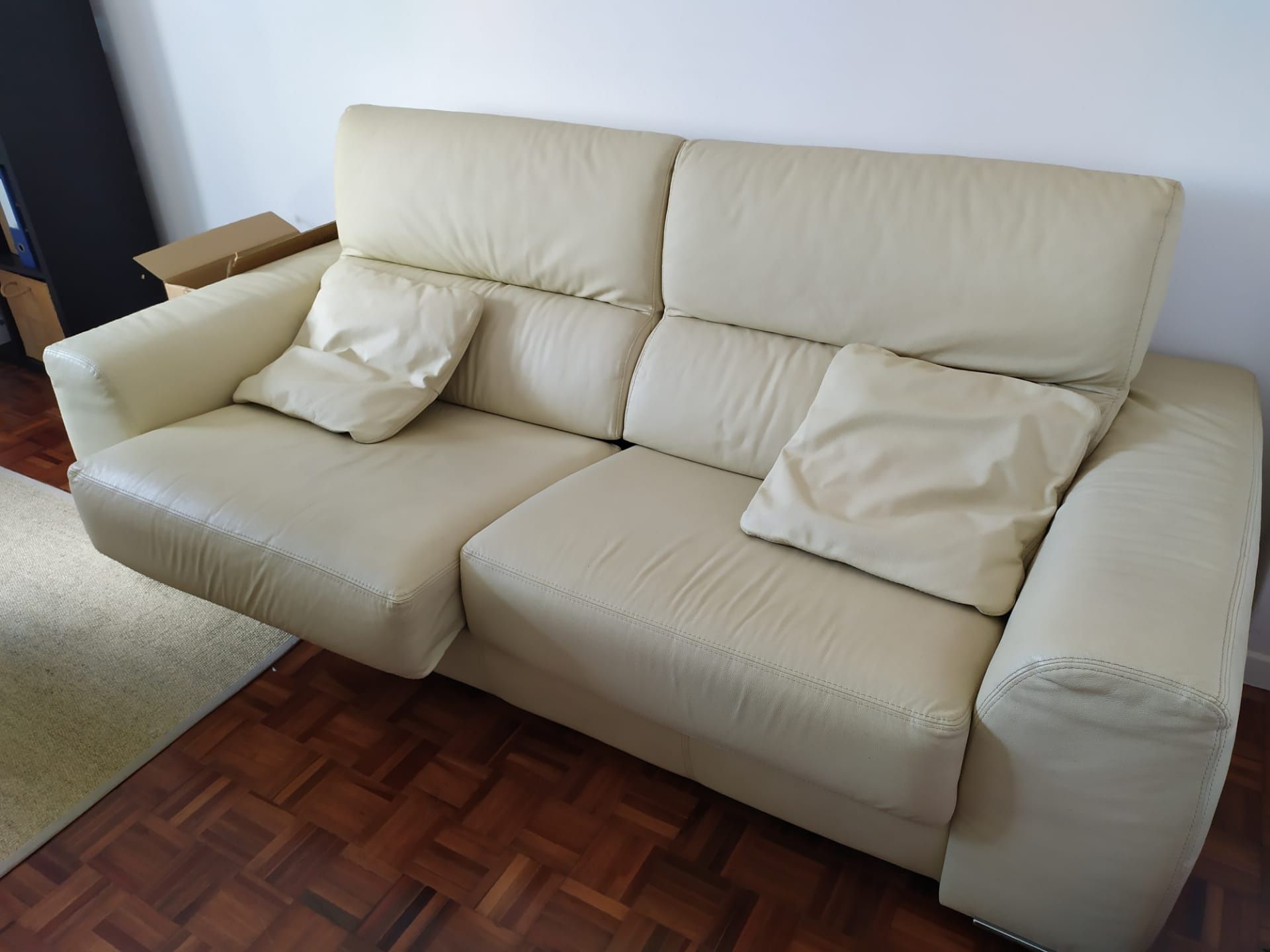 Sofa pele bege com chaise longue