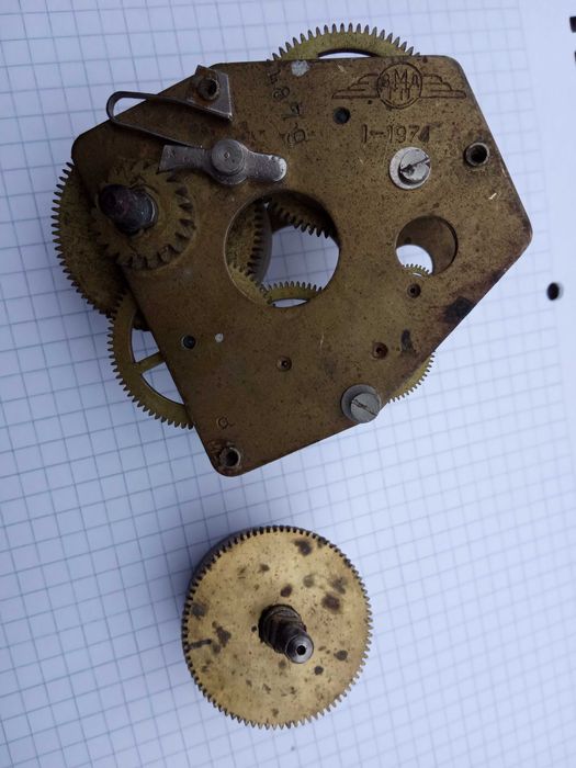 Частина механізму  та окремо барабан на старовинн. авіаційний годинник