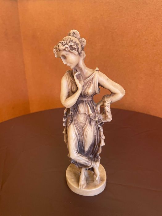 Escultura Elegante em Resina – Arte Clássica para Decoração