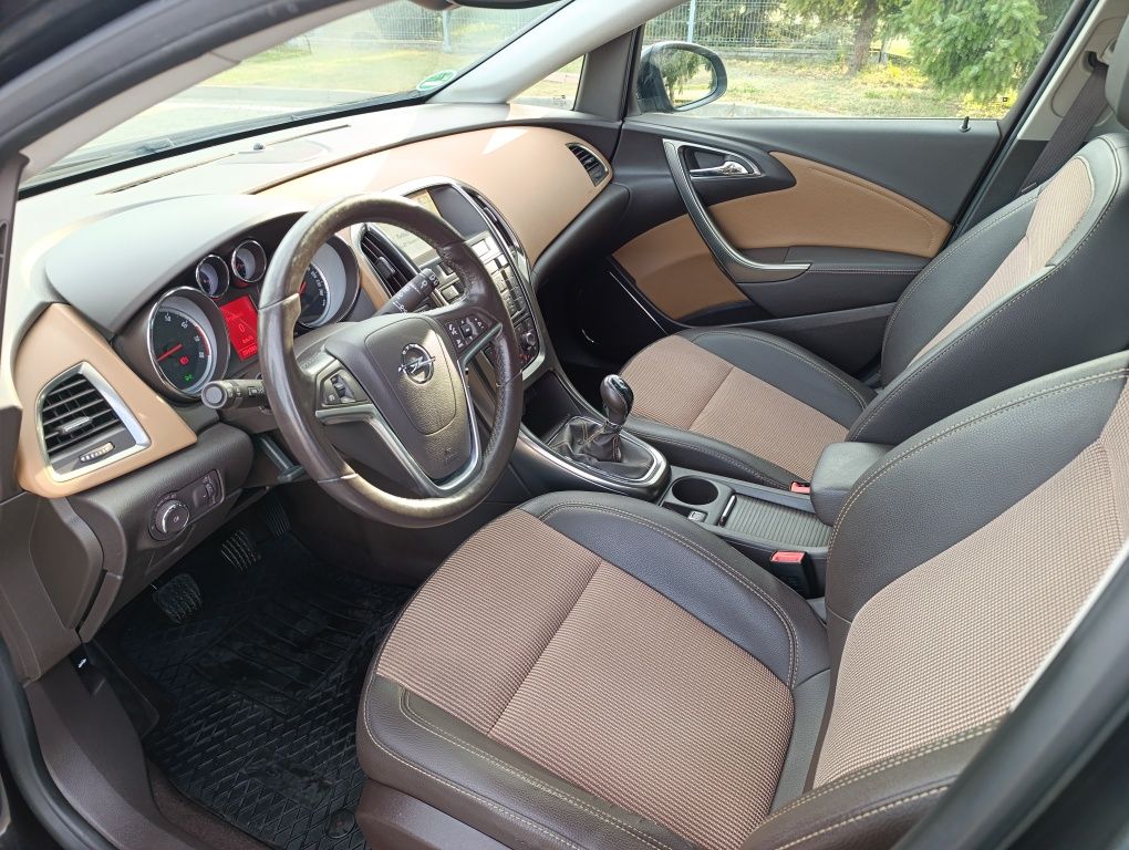 Opel Astra Sporttourer 1.4T 140PS 2012 Xenon LED Navi skóra Oryginał