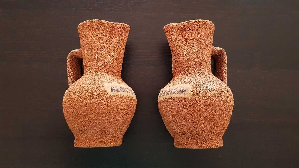 Par + 1 de cântaros em barro recobertos de capa em cortiça