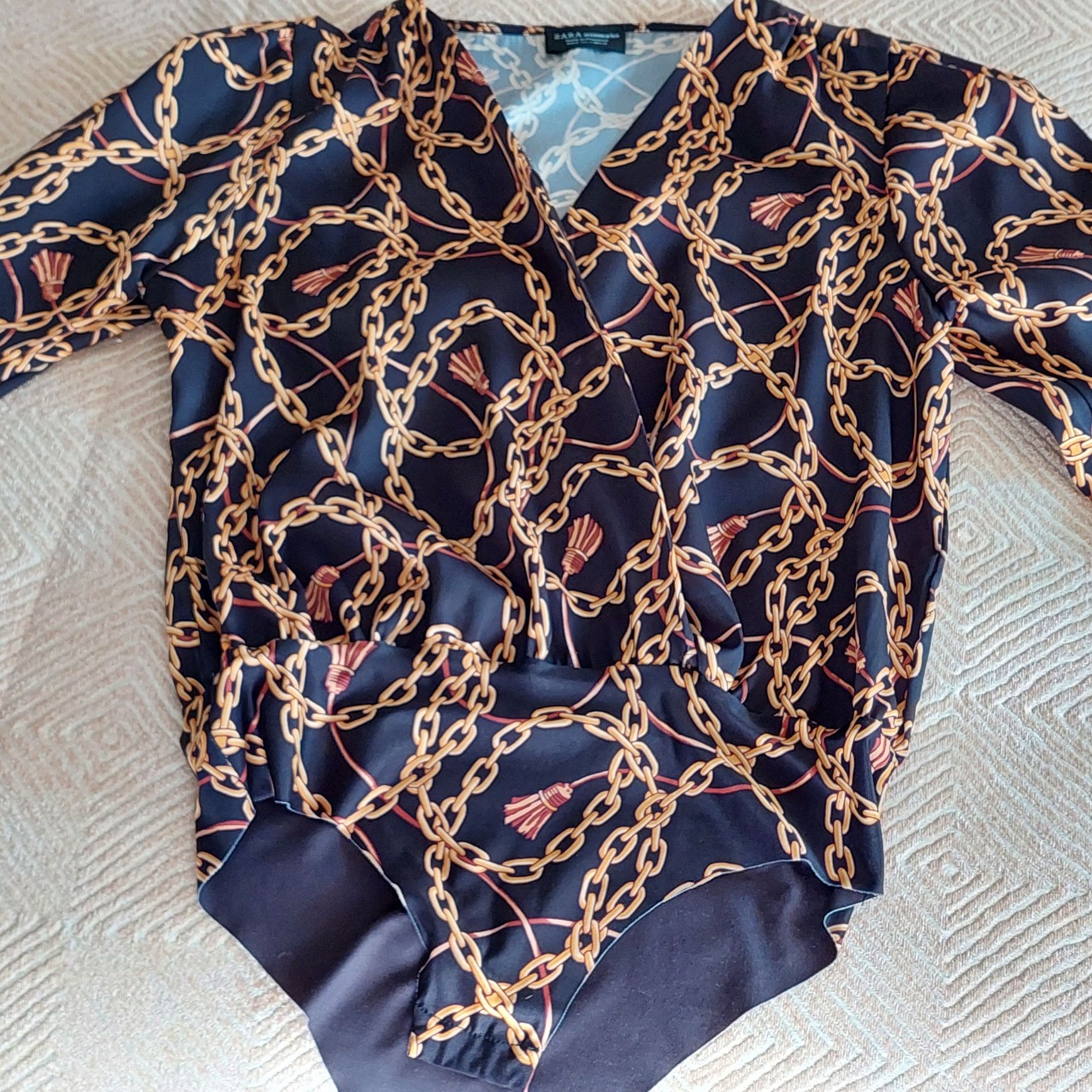 Blusa da Zara preta e dourada com molas tipo "Body"