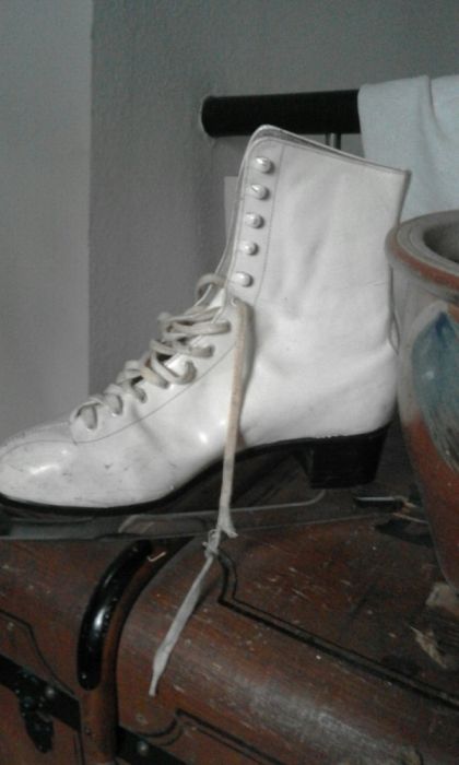 lyzwy uzywane biale figurowe ,skórzane buty ,