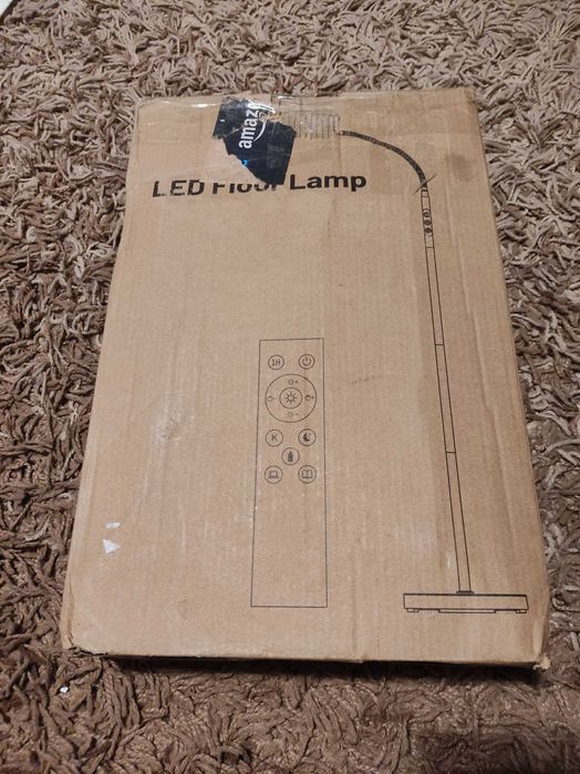 Czarna lampa podłogowa LED z pilotem