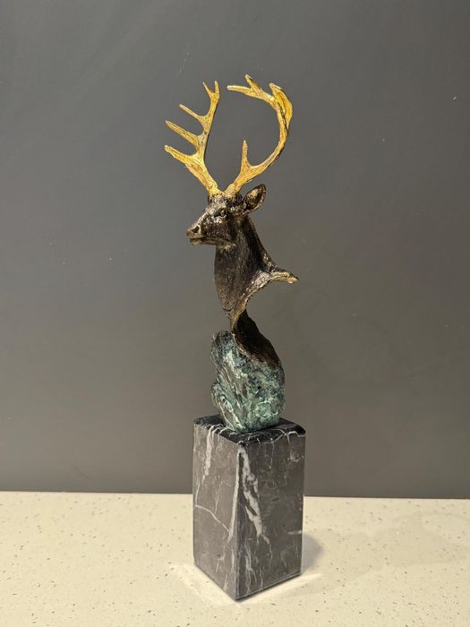 Figurka jelenia z brązu