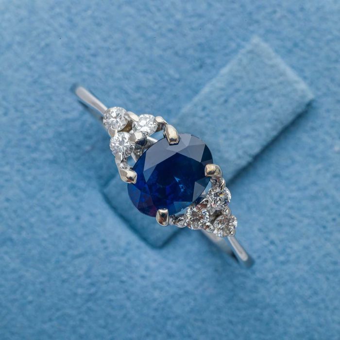 Złoty pierścionek z szafirem i diamentami (5796)