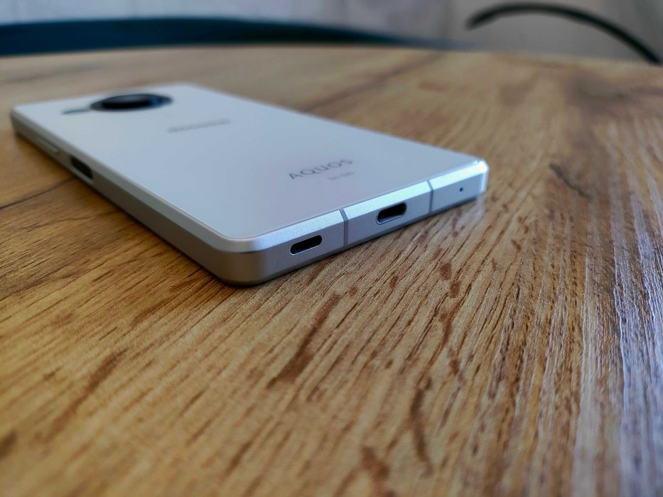 Протиударний смартфон Sharp AQUOS R8 (2sim,4570ma,6.4" 240гц,IP68,NFC)