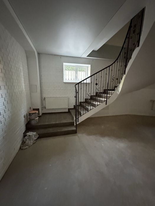 Продаж приміщення в новобудові з окремим входом центр міста 85 метрів