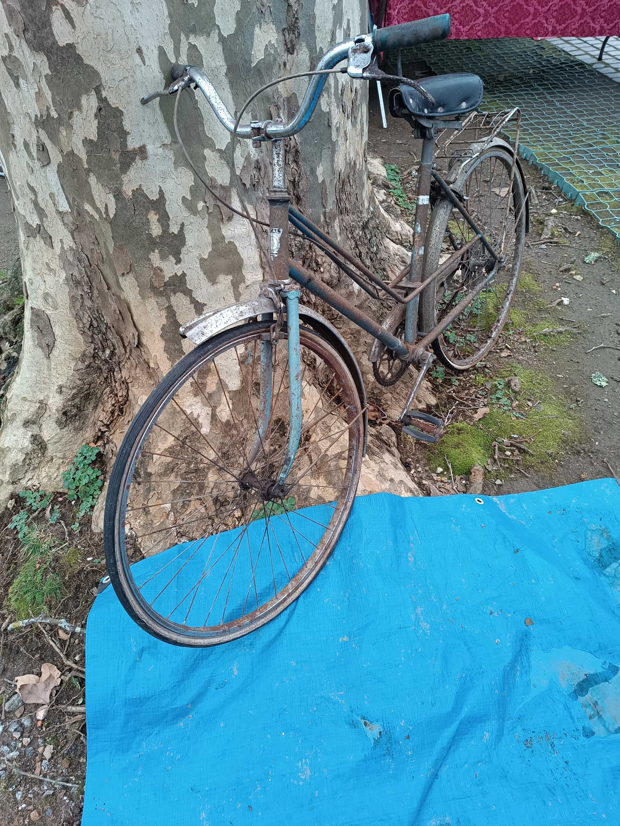 Bicicleta pasteleira muito antiga