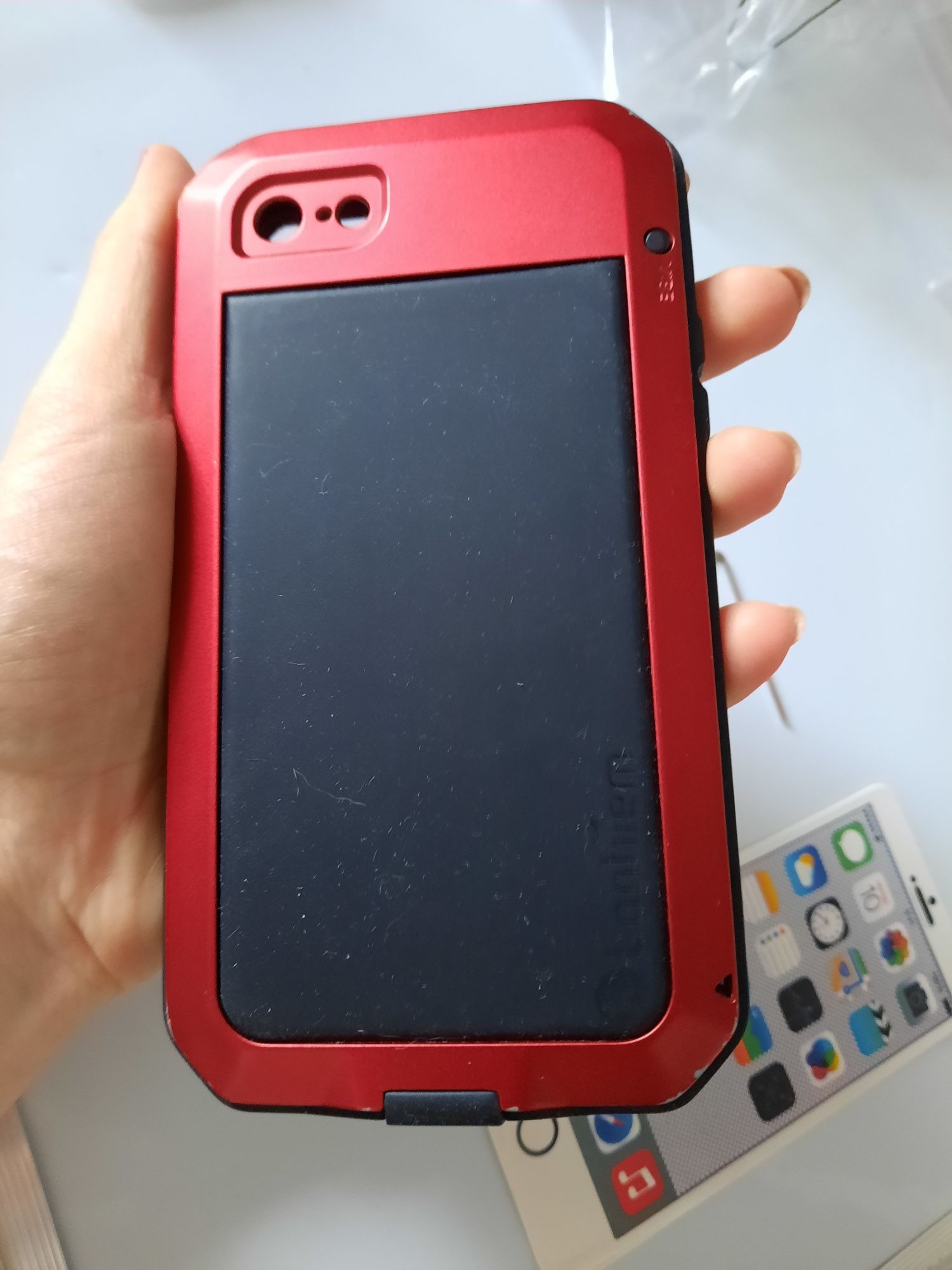 Etui odporny na IPhone 6 6s metalowy na śrubach z szkłem .