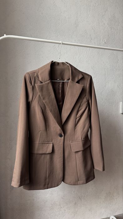 Шоколадний приталений піджак