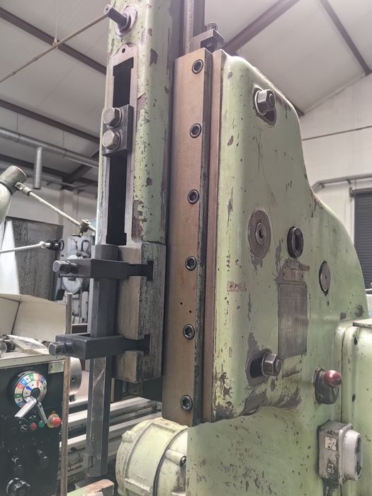 Dłutownica pionowa TOS HOV 25 skok suwaka 250mm średnica stołu 500mm