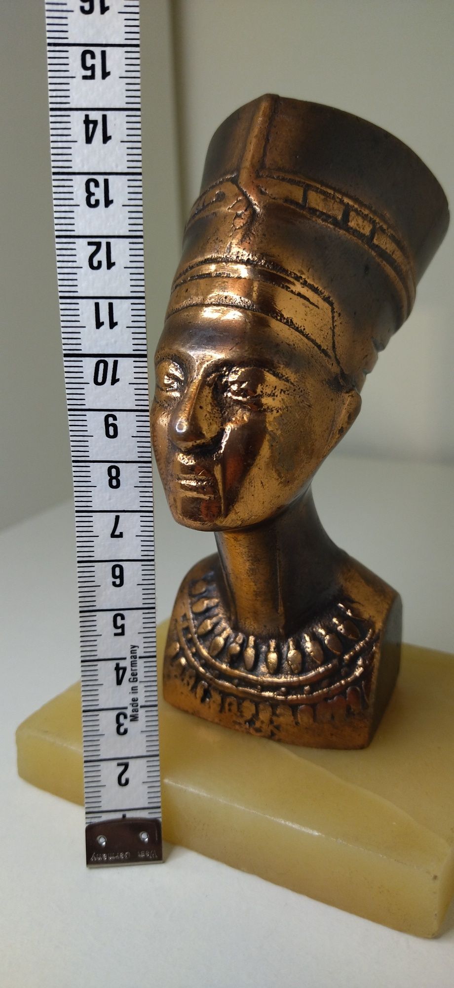 Нефертити бронзовая скульптура на мраморе,