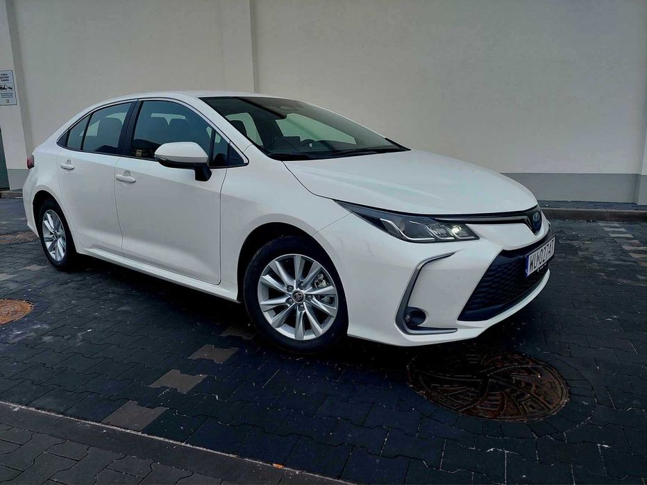 Wynajem samochodu Toyota Corolla kombi sedan hybryda LPG automat