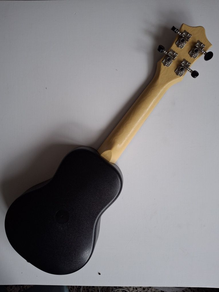 Ukulele Flight w kolorze śliwkowym, jak nowe