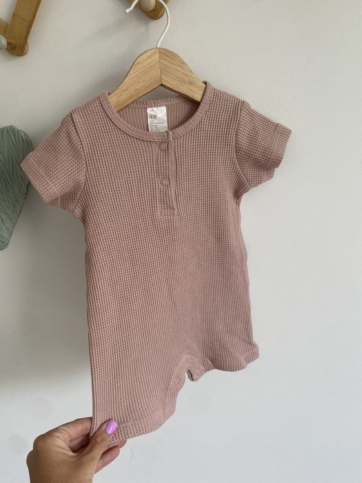 Pajac rampers kombinezon h&m 62 pudrowy róż struktura waflowa
