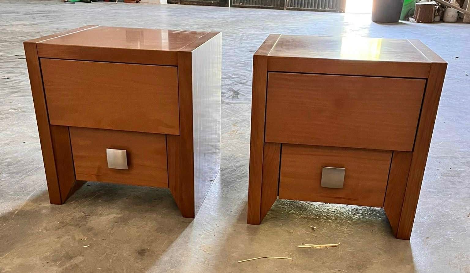 Duas mesas de cabeceira