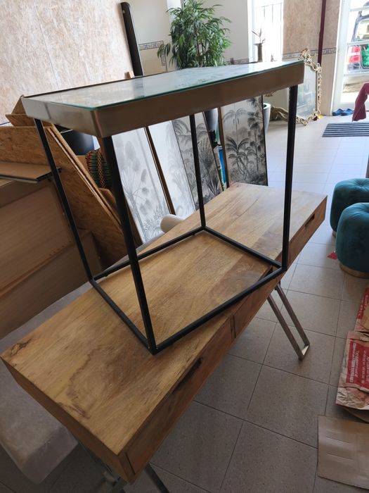 Duas mesas de cabeceira