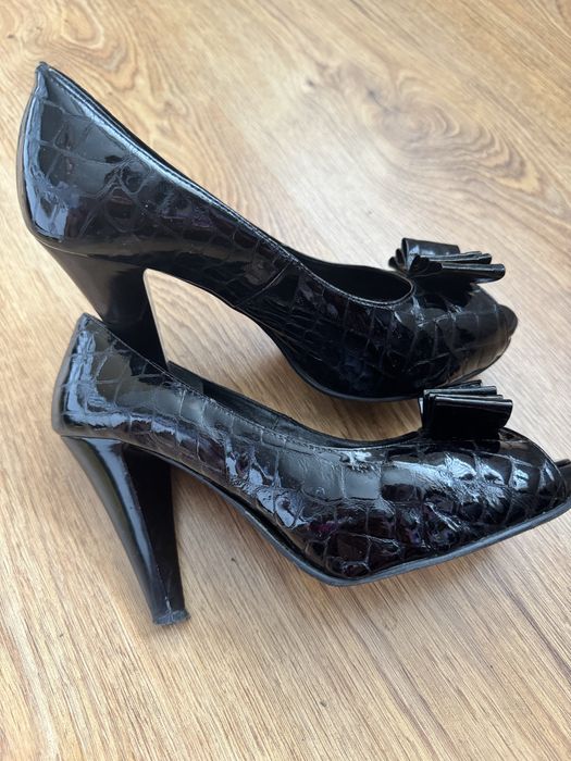 Шкіряні туфлі відкритий носочок віддам