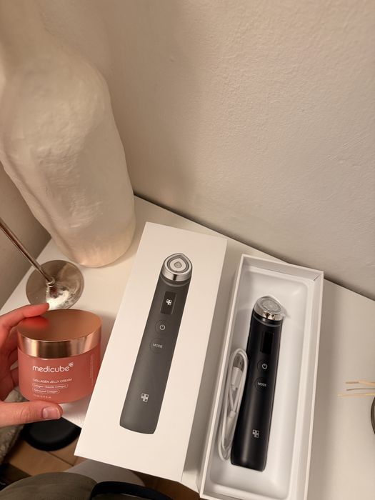 MEDICUBE Age-R Booster Pro