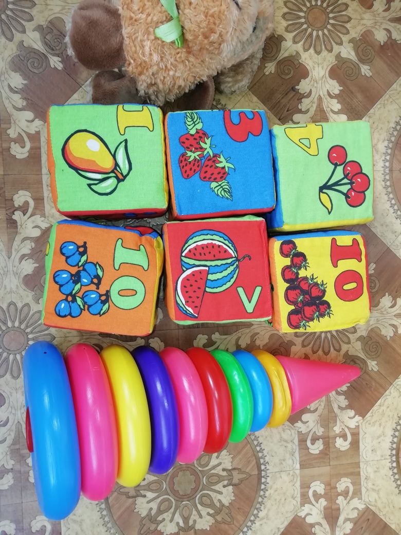 Игрушки одним лотом (кубики, трищётки, мягкие, пирамидка)