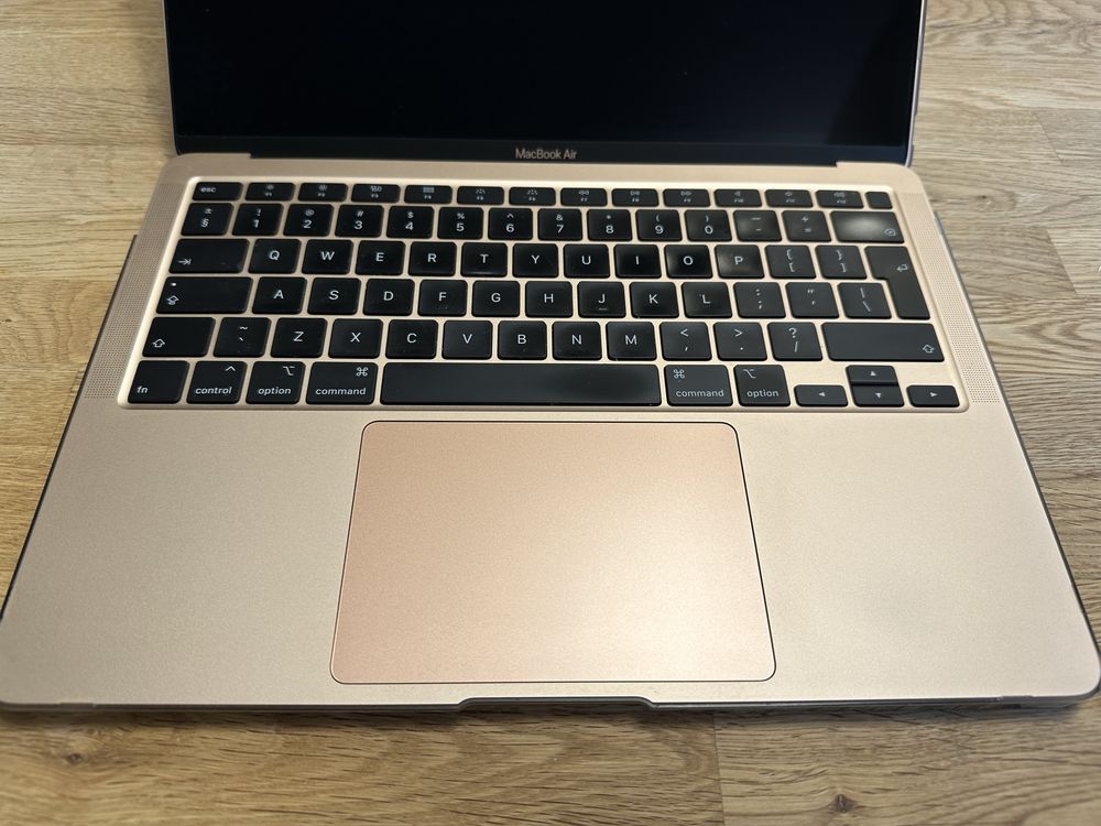 MacBook Air 13” Intel Core i5 1,1Ghz RAM 8GB  SSD 256 GB Gold