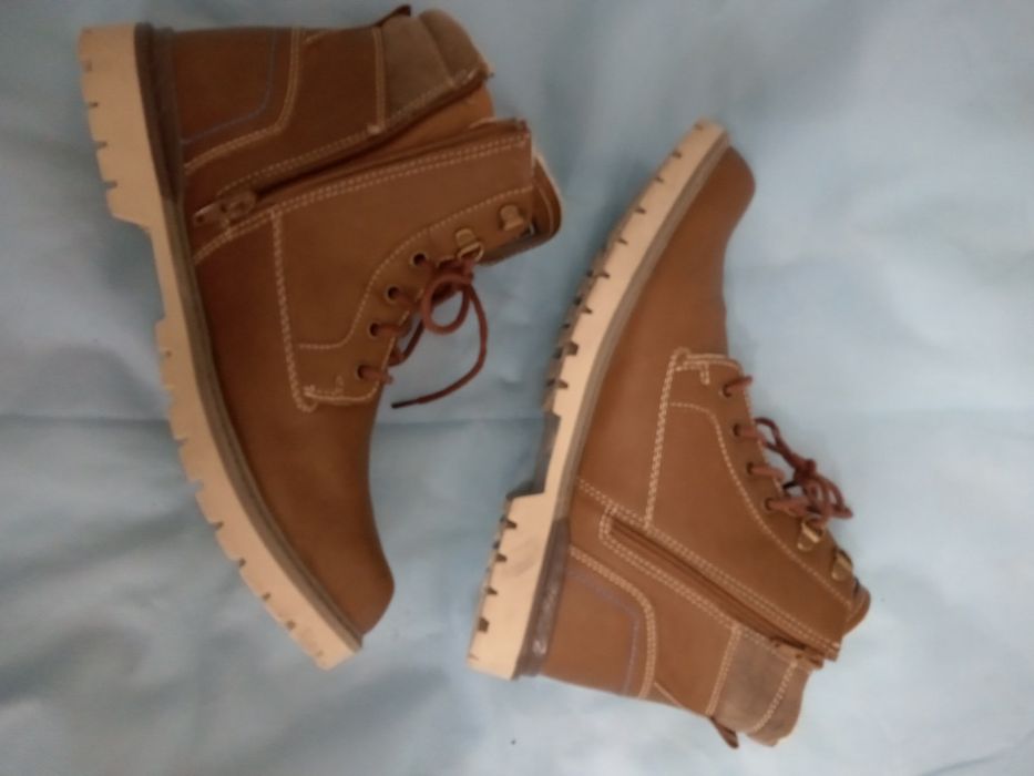 Ботинки на 43 размер , новые,бренд,качество!