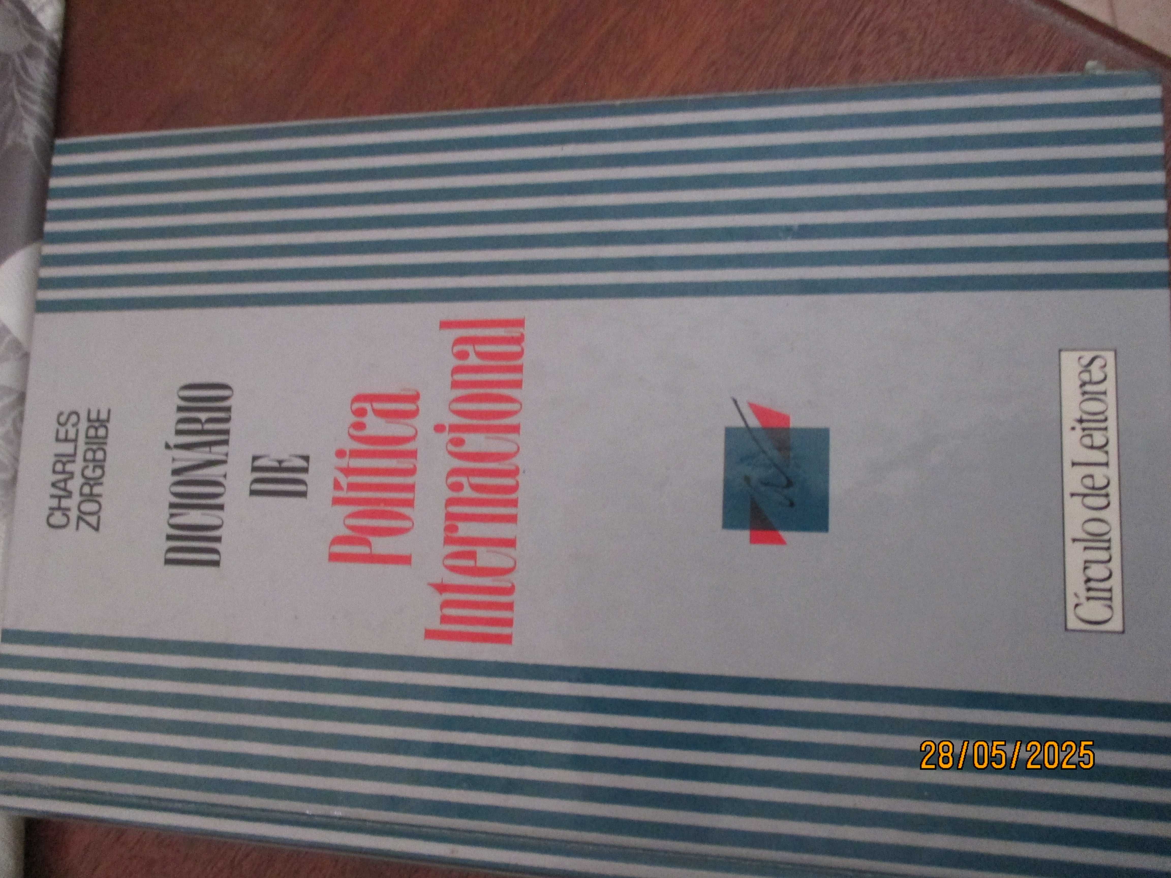 2 dicionários -Dicionário de economia e de política internacional