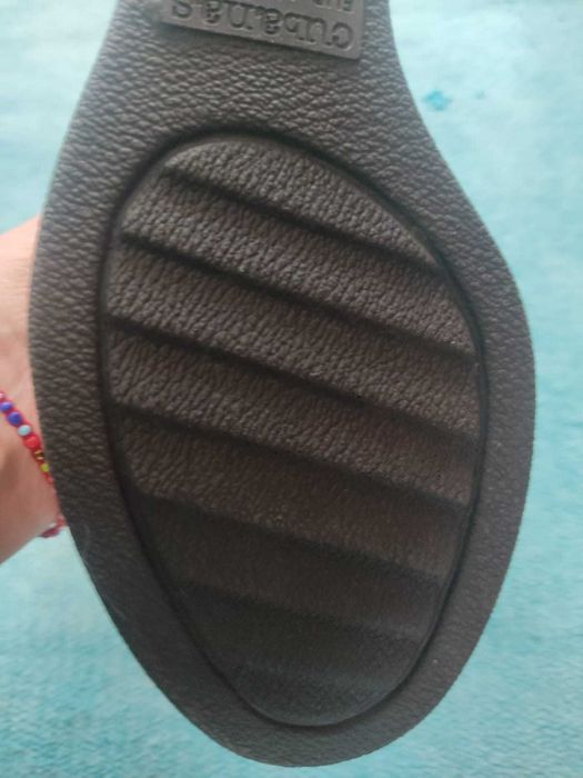 Sapatos em pele camurça compensados. Marca Cubanas, 36.