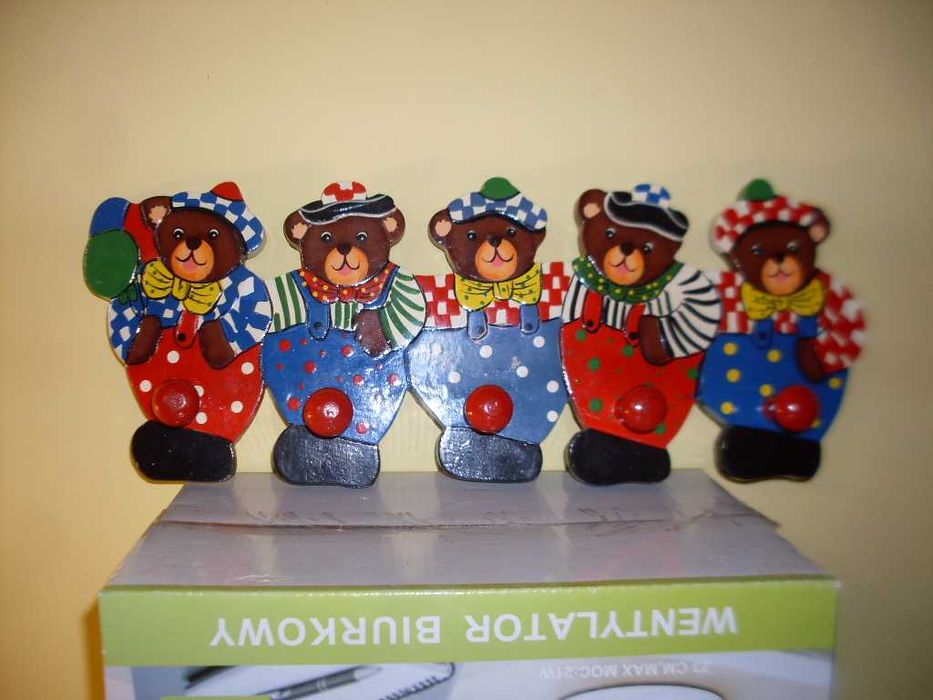 Wieszak drewniany malowany dla dzieci wesoły kolorowy UK