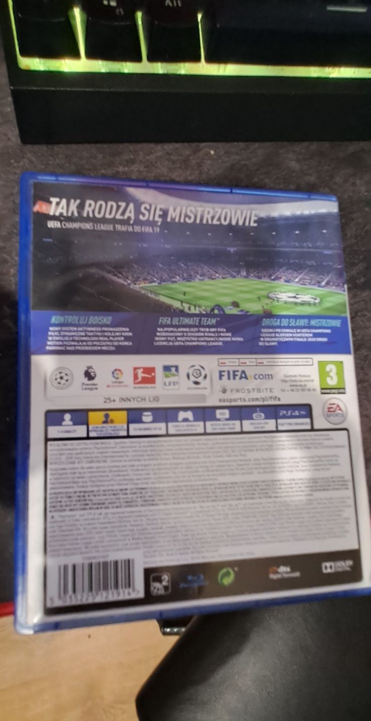 Sprzedam Fifę 19 na PS 4/ PS 4 pro  używaną z obsługą gry zdalnej