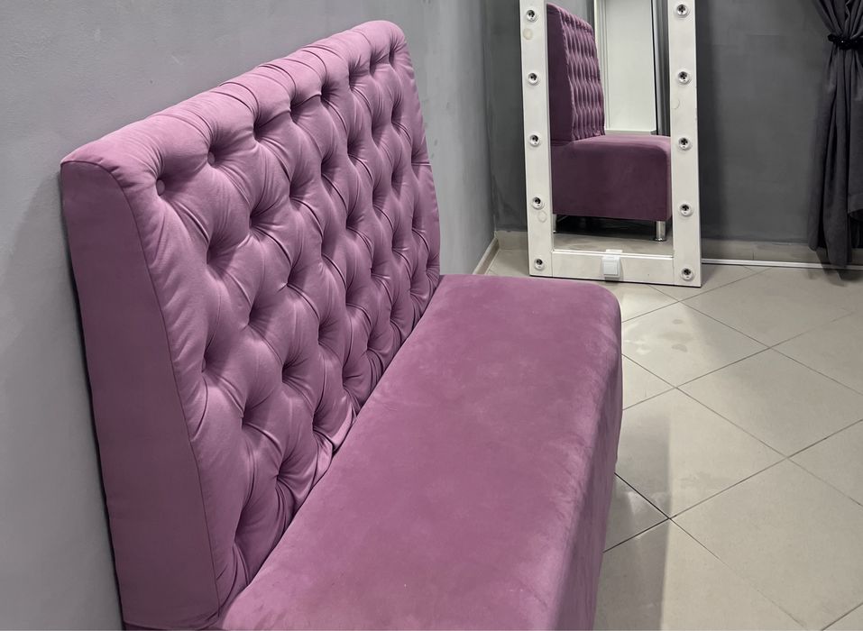 Рожевий велюровий диван