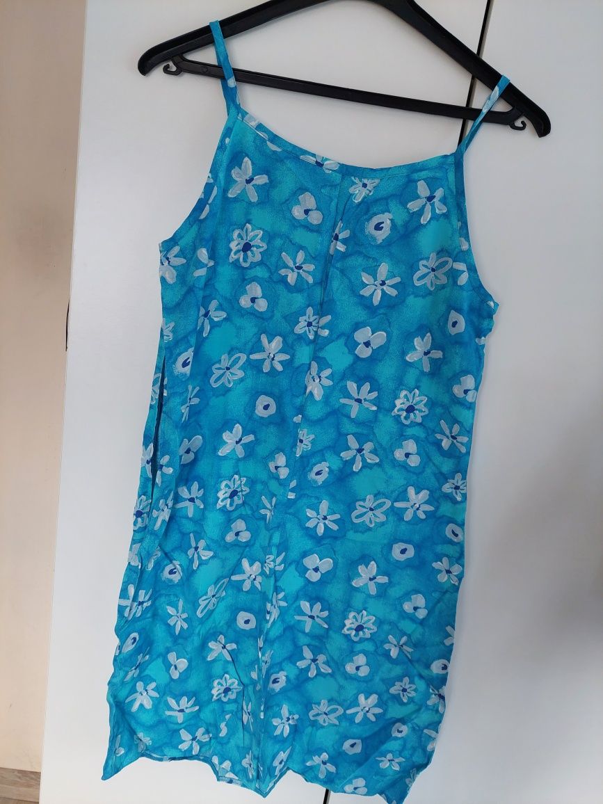 Niebieska sukienka w kwiatki