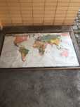 Mapa em tela antigo os paises do mundo em bom estado
