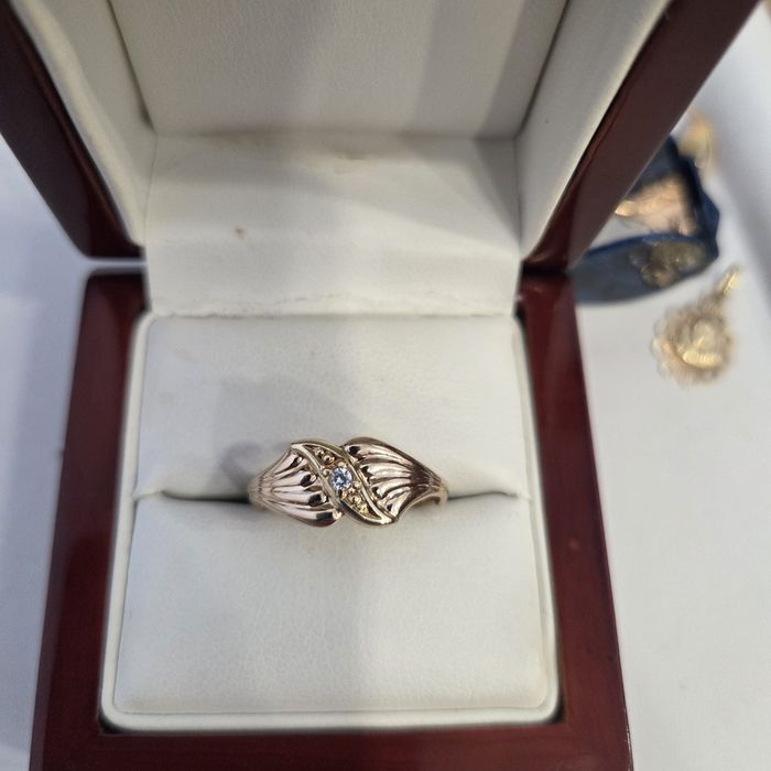 Złoty pierścionek 585 bogato się prezentuje