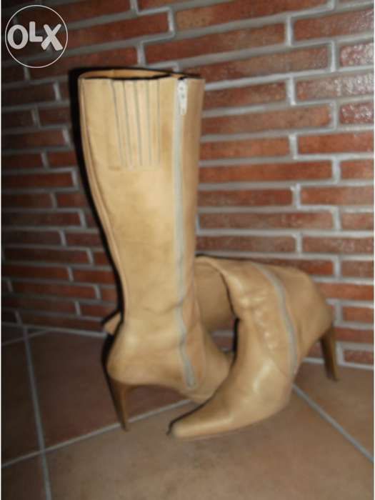 Botas de Pele Camel com salto