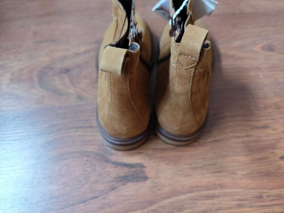 Botas novas em pele tamanho 34 Zara menino
