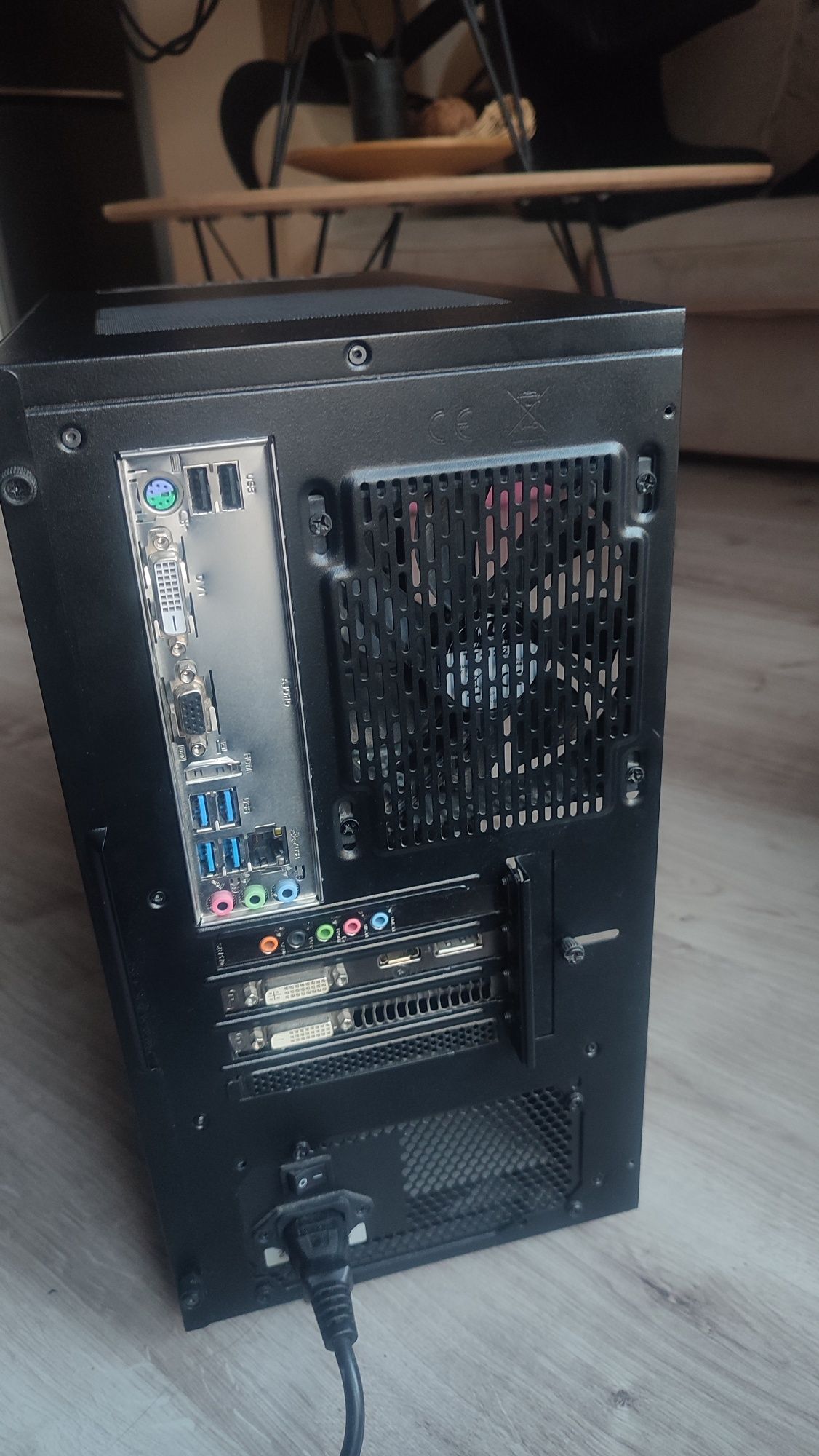 Komputer stacjonarny Ryzen 3 / SSD / 8GB / Radeon R9 / Windows 10