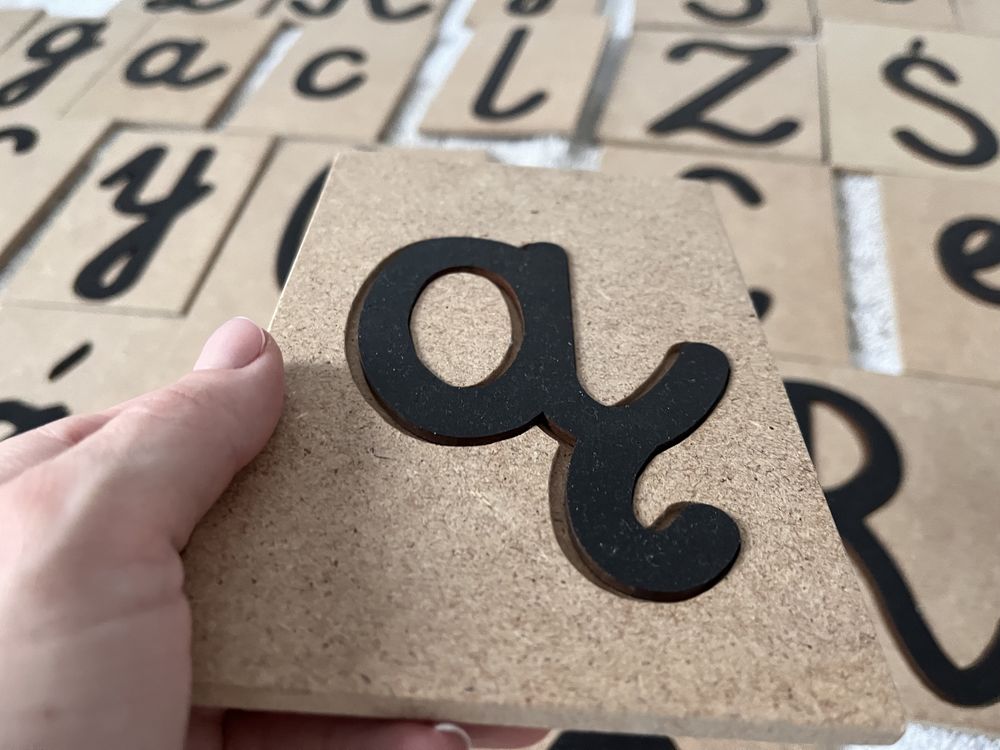 Kuiki alfabet żłobiony ruchomy szorstki 61 liter montessori
