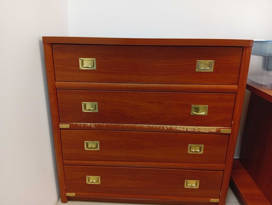 komoda brazowa ,4 szuflady ,przy jednej zarysowanie 90/40/89